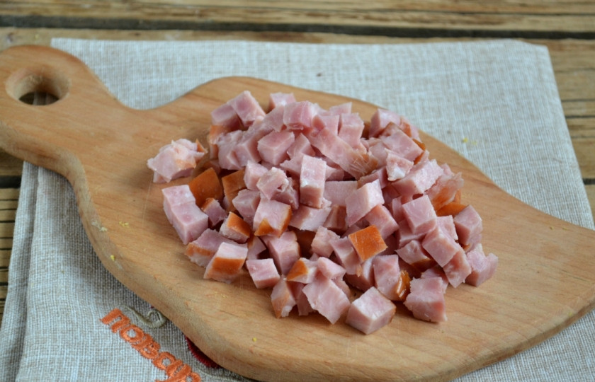1. Этап. Салат с ветчиной и грибами: Ветчину мелко порубите кубиками.