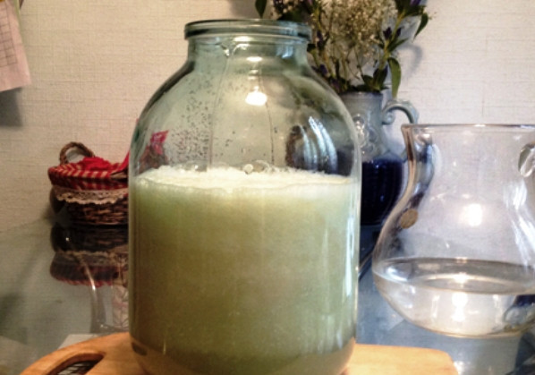 1. Этап. Капустный квас: Получившуюся жидкость слейте в банку, добавьте немного закваски с прошлого кваса, если есть. Если вы делаете такой квас впервые, можно взять немного дрожжей, растворенных в теплой воде или взять закваску с хлебного кваса. Долейте воды, накройте неплотно крышкой и оставьте квас в теплом месте на 7 дней.