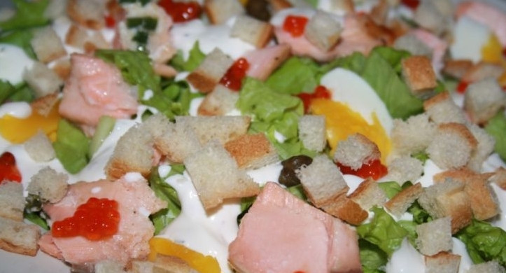 1. Этап. Салат из лосося горячего копчения: 7. Посыпьте крутонами иукрасьте, используя икру. Подавать такое блюдо к столу можно мгновенно. Теперь вам хорошо известно, как приготовить салат из лосося горячего копчения, чтобы блюдо было очень вкусным и привлекательным на вид. От такого салата гости будут просто в восторге. Побалуйте их и себя такими лакомствами.