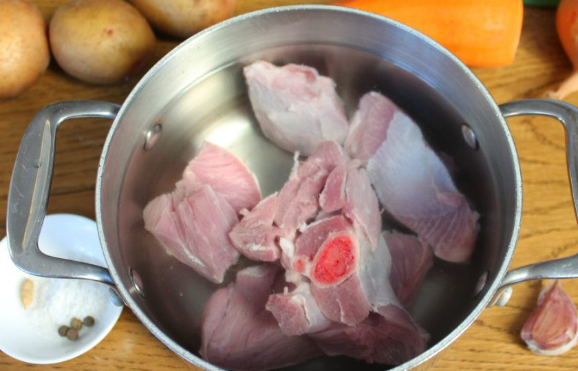 1. Этап. Сырный суп с индейкой: Индюшатину разрезаем на куски и кладем в кастрюлю с холодной водой. Доводим до кипения и снимаем пенку. Далее, добавляем соль, душистый перец и кардамон. Готовим на малом огне около часа.