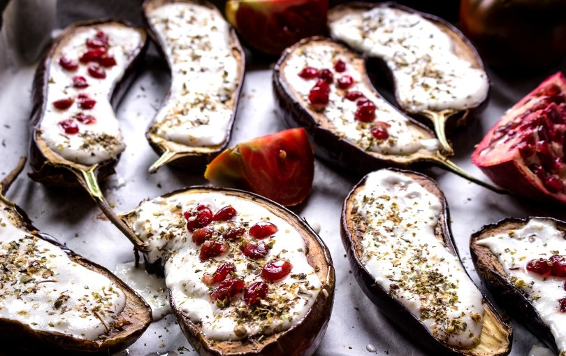 1. Этап. Запеченные баклажаны с йогуртово-чесночным соусом: 5. С такими баклажанами отлично сочетаются любые другие овощи (сырые или запеченные — без разницы), а еще изюминкой могут стать зерна граната — они привнесут пикантности и раскроют полностью аромат баклажанов с соусом. У мня еще есть смесь заатар — она идеально гармонирует с представленными ингредиентами.