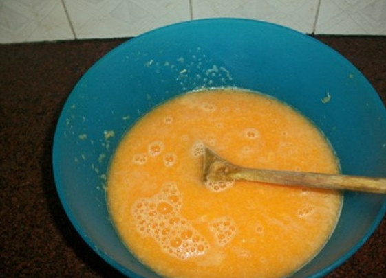 1. Этап. Апельсиновое варенье: 1. Вымойте апельсины, выдавите из всех сок, если он с мякотью, то так даже лучше.