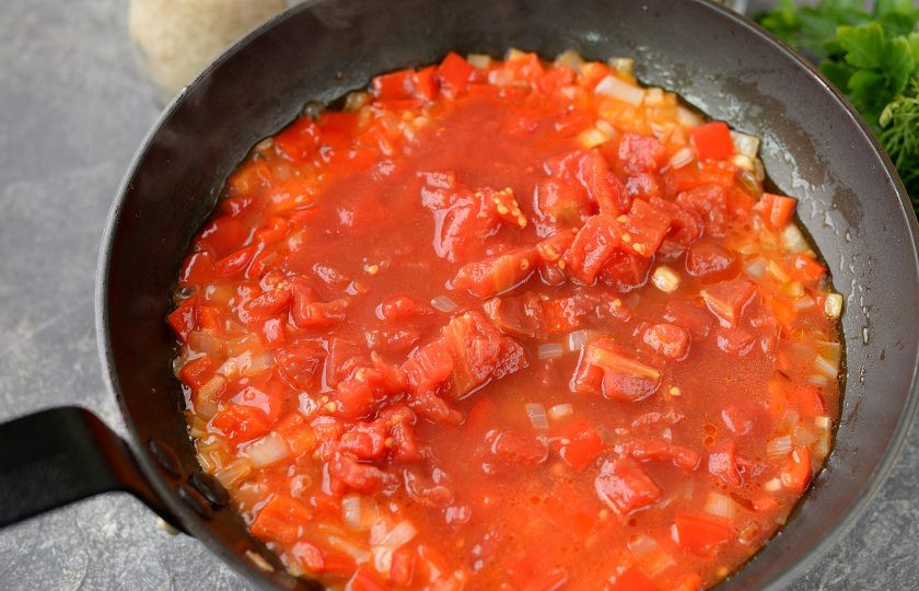 1. Этап. Американский обед: Добавьте измельченный чеснок и томаты в собственном соку, тушите еще 5 минут.