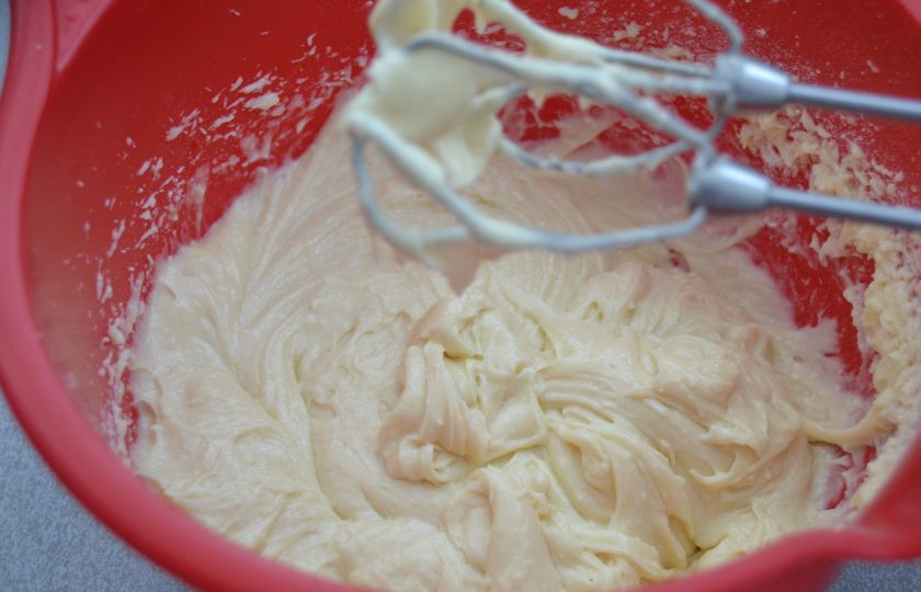 1. Этап. Творожный пирог с ежевикой: Миксером замесите тесто.