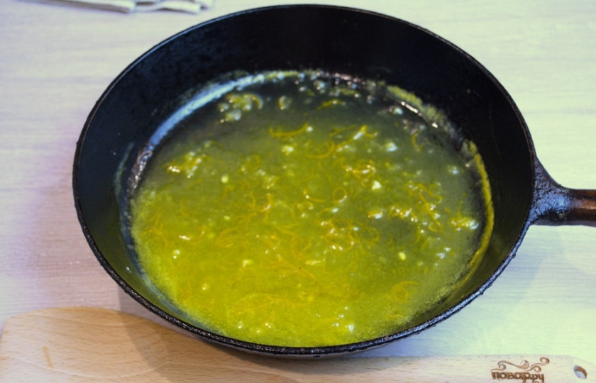 1. Этап. Курица под апельсиновым соусом: Постоянно помешивая, доведите соус до загустения. Поперчите по вкусу.