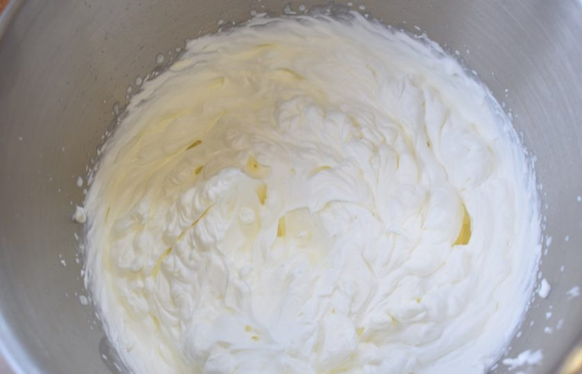 1. Этап. Капкейки для любимого: Для крема соедините жирные сливки с сахарной пудрой и взбивайте до получения пышного и стабильного крема.