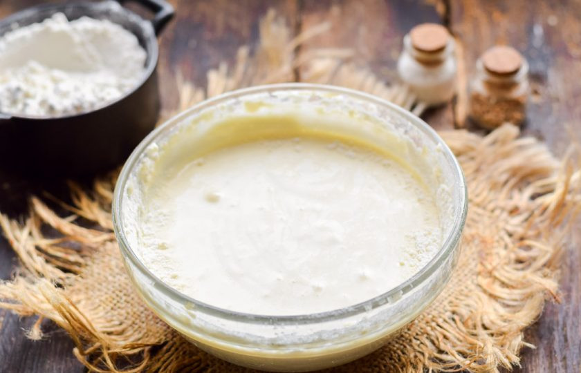 1. Этап. Блины на майонезе без яиц: Добавьте в тесто ложку масла.