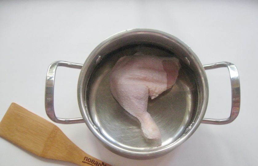 1. Этап. Рассольник без картошки: В кастрюлю выложите курицу, налейте воду.