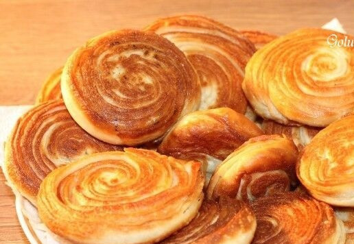 1. Этап. Лепешки по мотивам фесели: 18. Разогреваем растительное масло в небольшой сковороде и жарим лепешки с двух сторон. Фесели готовы! Сверху посыпаем лепешки сахарной пудрой. Получились в меру сладкие слоеные лепешки-булочки с хрустящей корочкой. Приятного аппетита! -- Для быстроты просмотра видео (по желанию) - входите в настройку (где видео, значок колесо) и увеличивайте скорость. Советую посмотреть, как готовить слоеное тесто. Такое тесто можно на длительный срок сохранять в морозилке. А затем разморозить в холодильнике, слегка раскатать в пласт и готовить слоеные пирожки,...