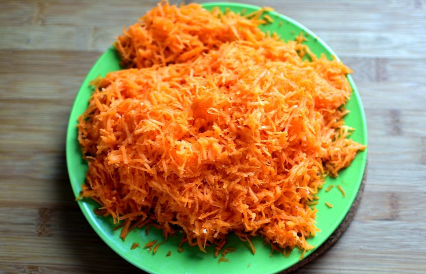 1. Этап. Морковный торт с ароматом апельсина: Морковь очистите, обсушите и натрите на мелкой терке. Выбирайте сочный сорт.