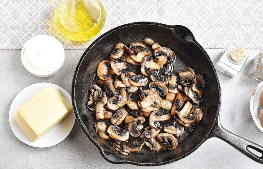 1. Этап. Простой салат с шампиньонами жареными: Разогрейте немного масла в чугунной сковороде. Выложите грибы и жарьте, нечасто помешивая, на среднем огне. Не солите – второй секрет.