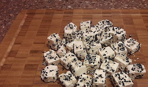 1. Этап. Салат из запеченной свеклы для влюбленных: Каждый кусочек феты обваливаем в кунжуте.