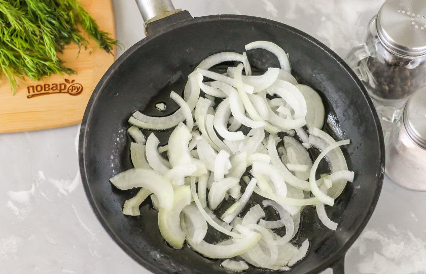 1. Этап. Куриная печень с помидорами: Репчатый лук очистите от кожуры, промойте в воде, нарежьте полукольцами. Прогрейте сковороду на плите, влейте в нее масло и выложите луковую нарезку. Обжарьте в течение 2-3 минут до румяности, но не зажаривайте!