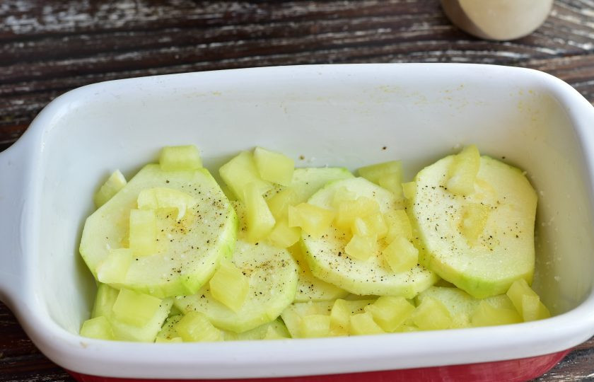 1. Этап. Запеканка из макарон с овощами: Половину болгарского перца нарежьте кубиками, выложите их сверху на кружочки кабачков.