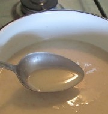 1. Этап. Овсяный кисель Изотова: Теперь приступаем к готовке киселя. Его можно готовить на основе кваса, воды или смеси кваса с водой. все зависит от вашего вкуса. Пробуйте и ищите свой вариант. Итак - смешиваем 2-3 столовых ложки полученного концентрата и смешиваем со стаканом выбранной нами жидкости. Если вы будете готовить квас на воду - концентрата понадобится больше. Ставим смесь на маленький огонь и , помешивая!!!, варим до кипения. Если кисель плохо загустевает - можно проварить еще пару минут. Вот и все, кисель готов.