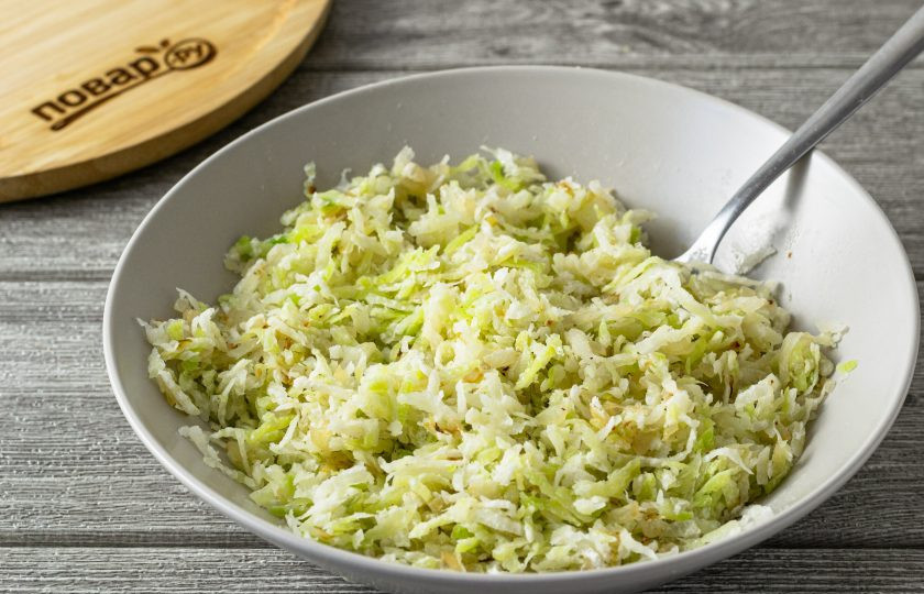 1. Этап. Пельмени с редькой: Промойте редьку в холодной воде и тщательно отожмите от жидкости. Добавьте жареный лук и немного муки для скрепления. Посолите и поперчите по вкусу.