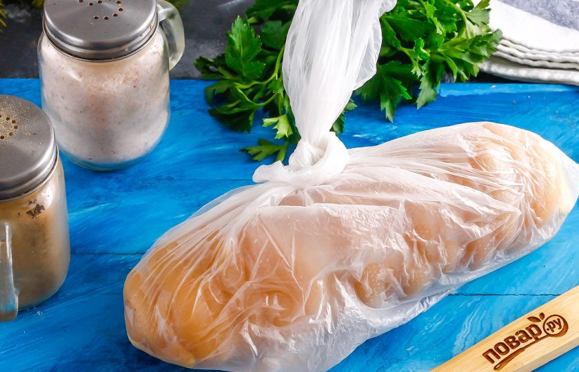 1. Этап. Куриный рулет с блинами: Выложите рулет в пакет и завяжите.