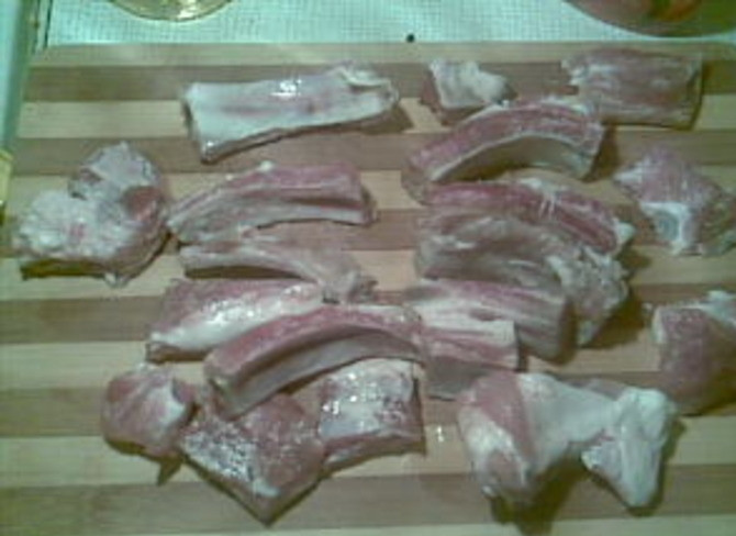 1. Этап. Картофель тушеный с ребрышками: Свиные ребрышки моем и разрезаем на кусочки.