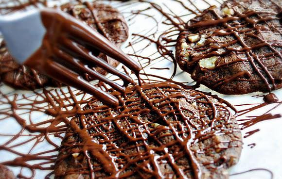 1. Этап. Шоколадное печенье с орехами: 5. Залить глазурью печенье. Дать постоять около 30 минут и подавать.