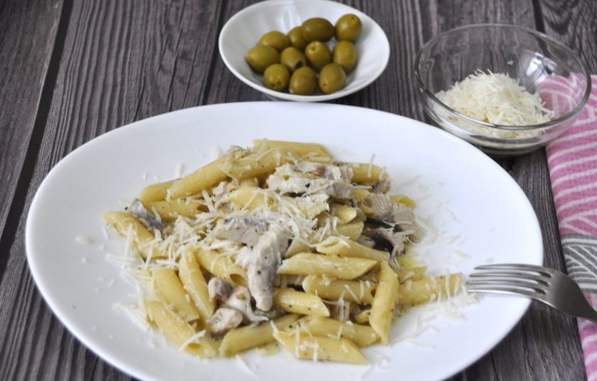 1. Этап. Пенне с лососем: Подавайте блюдо посыпав тертым пармезаном, это очень вкусно, к тому же приготовлено буквально за несколько минут. Приятного аппетита!