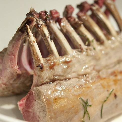 1. Этап. Каре из баранины: Обжаренное мясо кладем в форму для запекания и отправляем в разогретую до 200 градусов духовку на 25 минут.