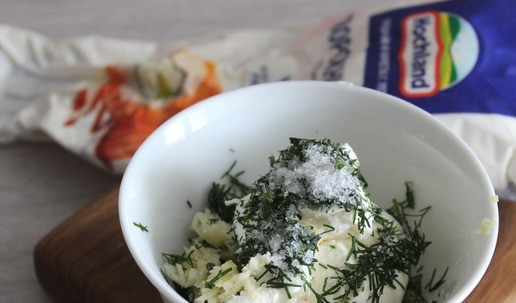 1. Этап. Омлет «На ужин»: Добавить мелко порезанную зелень укропа, мелко натертый чеснок, посолить и вымешать до однородности.