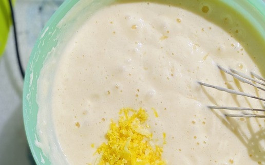 1. Этап. Пирожное Праздничное: Добавить муку с разрыхлителем и цедру лимона, размешать венчиком