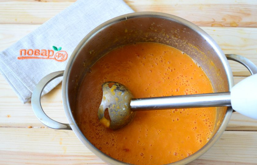 1. Этап. Томатный суп-пюре Красная жара: Пюрируйте суп при помощи погружного блендера.