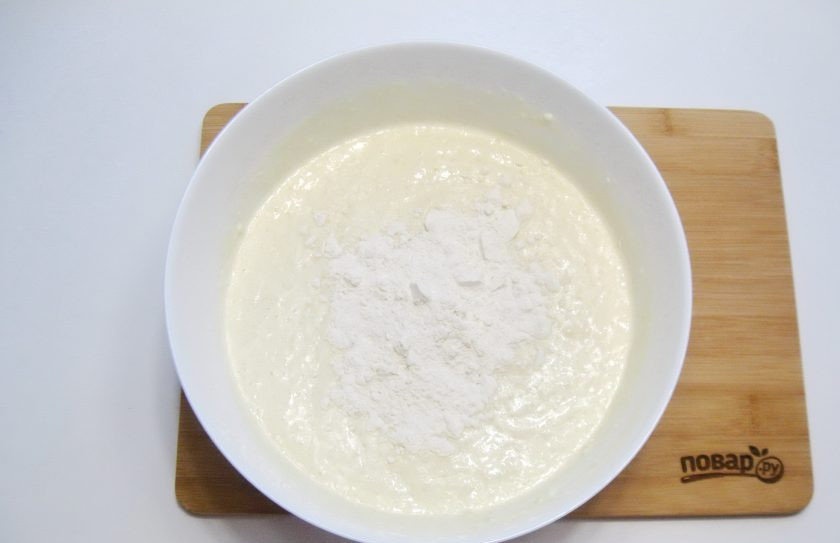 1. Этап. Запеканка из творога и пшенной каши: В последнюю очередь всыпьте муку. Окончательно перемешайте тесто.