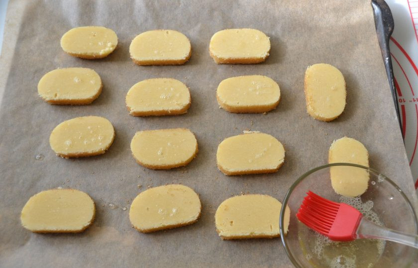 1. Этап. Бретонское песочное тесто: Выложите печенье на лист для выпечки на некотором расстоянии друг от друга. Взбейте оставшийся яичный белок и смажьте им печенье.