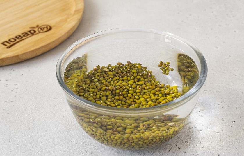 1. Этап. Пророщенный маш: Маш замочите в воде на 8-10 часов.