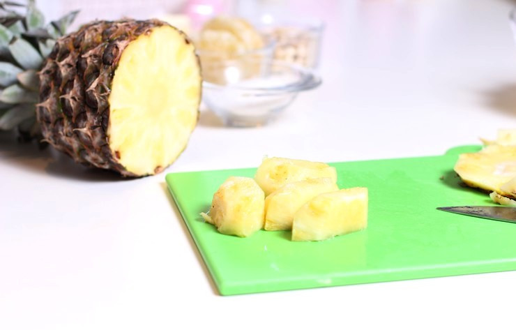 1. Этап. Пасха творожная с кокосовым молоком: Для начала мы очищаем ананас от кожуры и делим его на две части. Первую половину нарезаем на кубики.