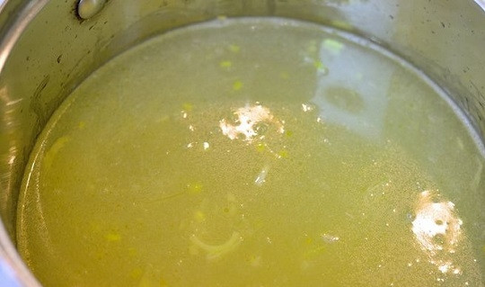 1. Этап. Уха из форели по-фински: 3. Влейте воду или заранее сваренный рыбный бульон. Добавьте соль, перец, доведите до кипения.