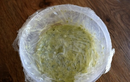 1. Этап. Базиликовое мороженое: Охладите массу, затем перелейте в другую ёмкость. Накройте плёнкой и поставьте в морозильник до полного застывания. Перемешивайте каждые 30 минут, чтобы не было кристалликов льда.