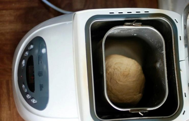 1. Этап. Белый хлеб в хлебопечке: Через пол часика делаем последнюю проверку. Наше тесто должно быть эластичным и упругим. Вот такой замечательный колобок получился у меня, а это значит, что мы можем дальше продолжать работу.