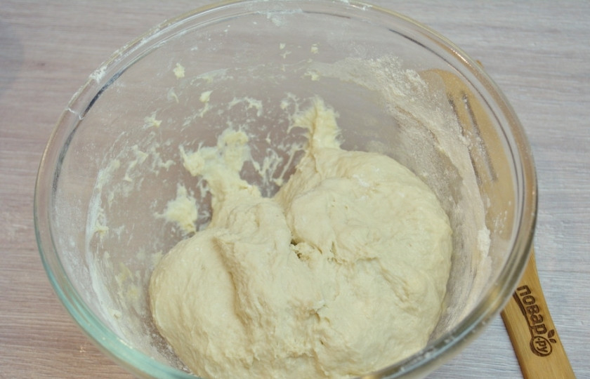 1. Этап. Киш классический: У нас получится нежное, податливое тесто. Может показаться, что оно слегка жидкое. На самом же деле после того как тесто подойдет, мы добавим 50 граммов муки и таким образом 