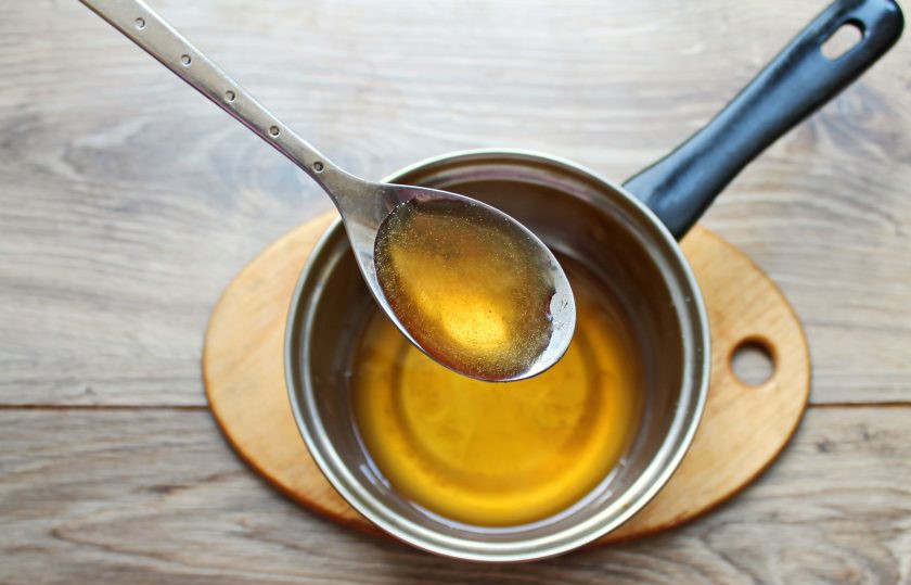 1. Этап. Топленое масло с медом Кувважитон: В теплое топленое масло добавьте мед, лучше жидкий.