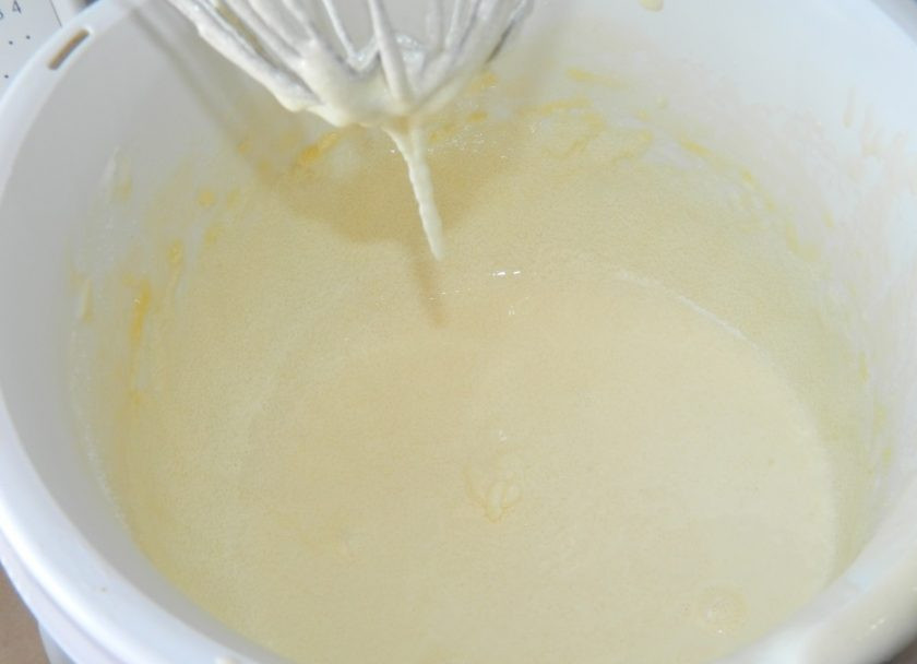 1. Этап. Оладьи на снежке: Смешайте яйца с сахаром. Добавьте соль и снежок.