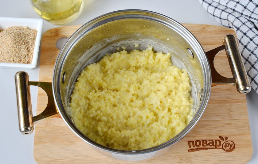 1. Этап. Биточки из пшенной каши: Молоко с сахаром и щепоткой соли поставьте на огонь, доведите до кипения. Пшено хорошо промойте, слейте воду. В кипящее молоко всыпьте и хорошо перемешайте. Варите при слабом кипении 20 минут. Периодически перемешивайте, чтобы не пригорело.