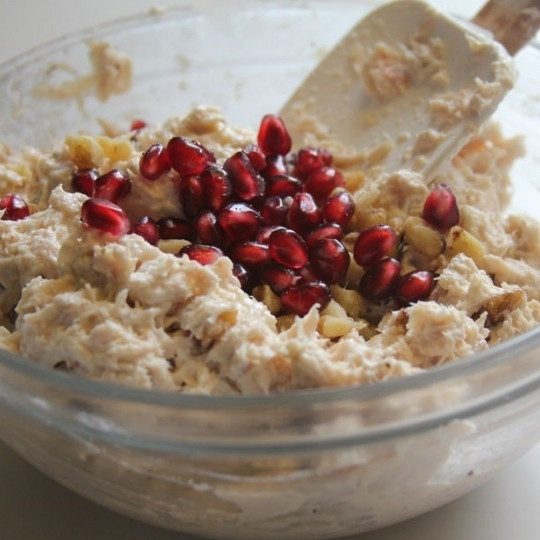 1. Этап. Салат из рыбных консервов: Добавляем в салат зерна граната. Несколько зерен оставляем для украшения.