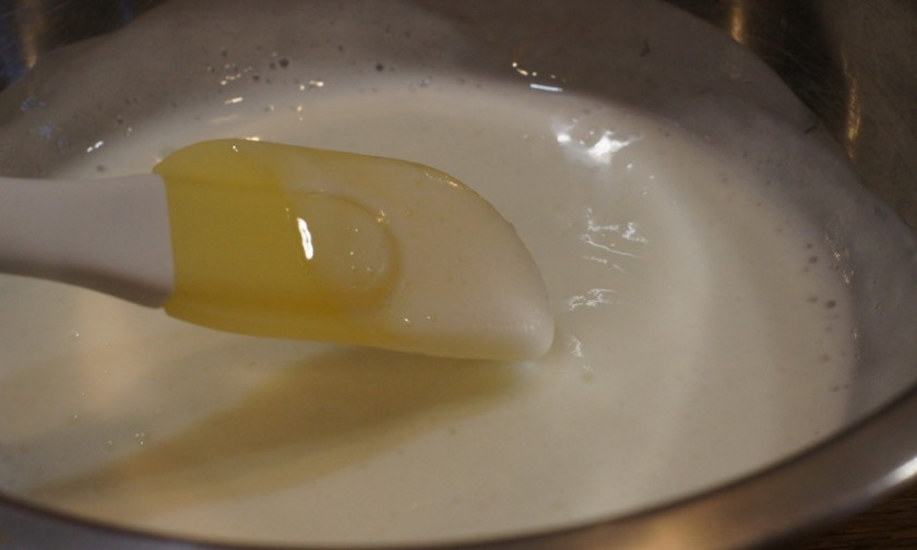 1. Этап. Лепешки без дрожжей: 1. Этот простой рецепт лепешки без дрожжей придется по вкусу всем любителям домашней выпечки. Для приготовления такой лепешки необходимо в глубокую миску налить кефир и растворить в нем соду. Оставить на 3-5 минут.