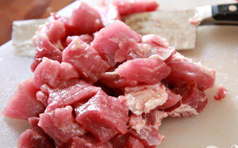 1. Этап. Карнитас: 1. Нарезать свинину кубиками. В медленноварку добавить все ингредиенты и перемешать.