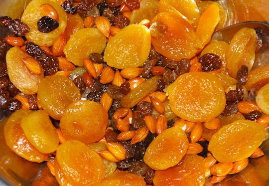 1. Этап. Плов азербайджанский с сухофруктами: Теперь на необходимо поставить нашу сухофрукты и орехи на водяную баню, чтобы они хорошенько размягчились. Добавляем к ним немного соли и топленого масла и накрываем крышкой, пока они не станут достаточно мягкими.