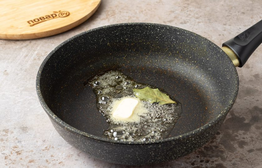 1. Этап. Капуста со сливками: В сковороде растопите сливочное масло. Добавьте лавровый лист.