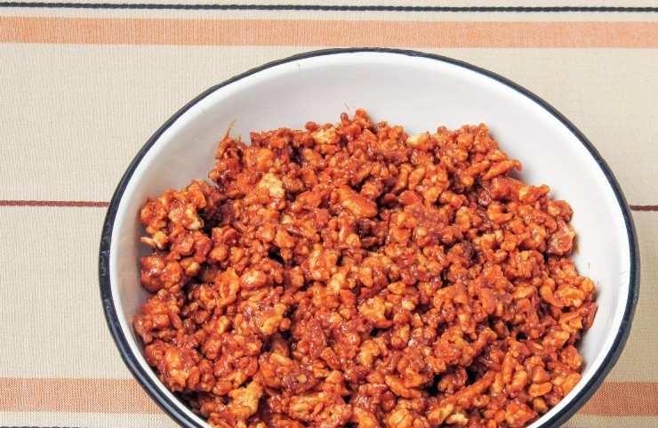 1. Этап. Торт Муравейник классический: На тарелку для подачи выложите сладкую массу в виде 