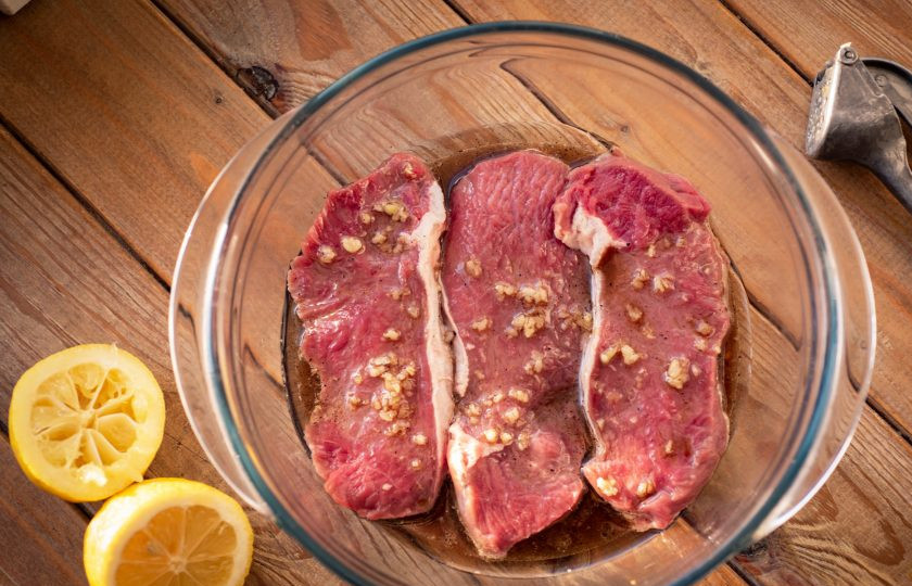 1. Этап. Антрекот в аэрогриле: Выложите в просторную емкость говядину и обильно полейте приготовленным маринадом, отправьте в холодильник на 2 часа мариноваться.