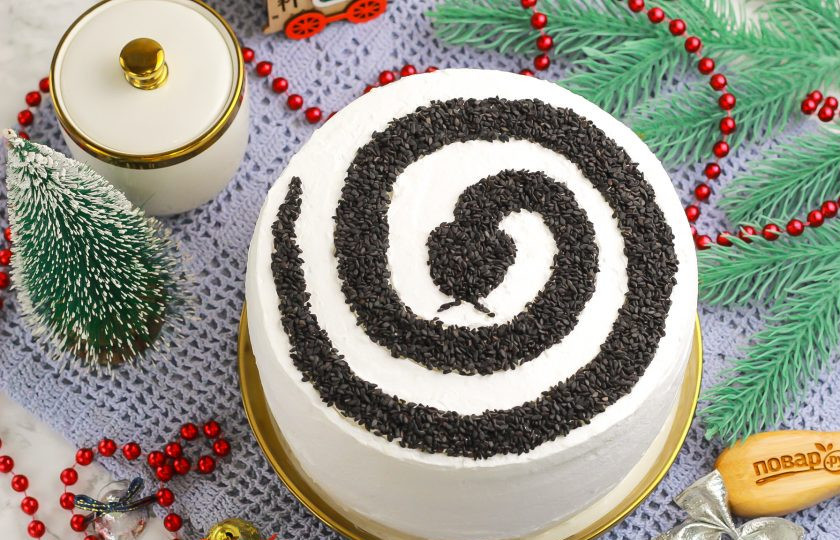 1. Этап. Торт Змея на Новый год: Деревянной шпажкой нарисуйте на поверхности торта узор змеи и выложите его черным кунжутом. Подайте символический торт к столу в новогоднюю ночь.