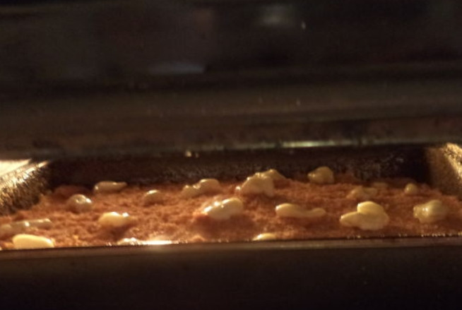 1. Этап. Манный пудинг из творога с морковью: Кладем сверху несколько кусочков сливочного масла. Выпекаем в духовке 40 минут при температуре 180 градусов.