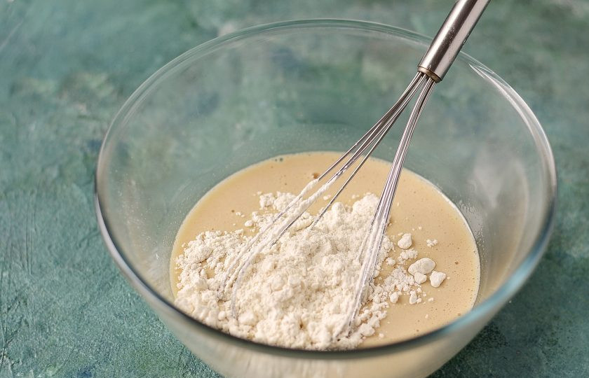 1. Этап. Постный медовик: Затем частями начните добавлять просеянную муку.