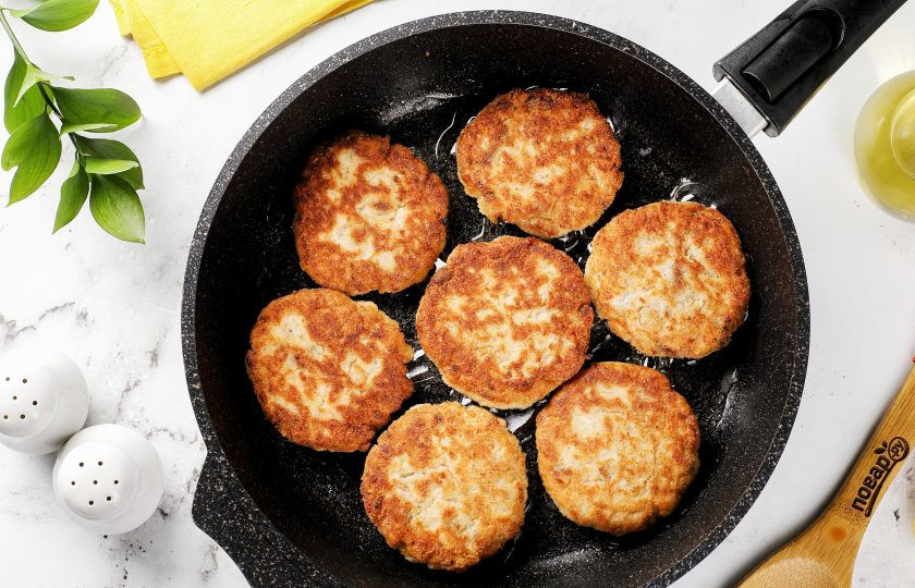 1. Этап. Котлеты из горбуши с лимоном и рисом: Выложите на разогретую сковороду с маслом и на среднем огне обжарьте до появления золотистой корочки. Затем переверните, накройте крышкой и на небольшом огне готовьте около 10 минут. Пар, скапливающийся под поверхностью крышки, будет преобразовываться в воду, стекая на дно сковороды, за счет чего котлеты будут одновременно пропариваться и обжариваться, дойдя до полной готовности.